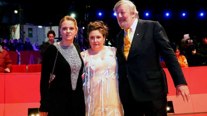 Julia Von Heinz, Lena Dunham und Stephen Fry beim Photocall zum Kinofilm Treasure auf dem Roten Teppich vor dem Berlinale Palast