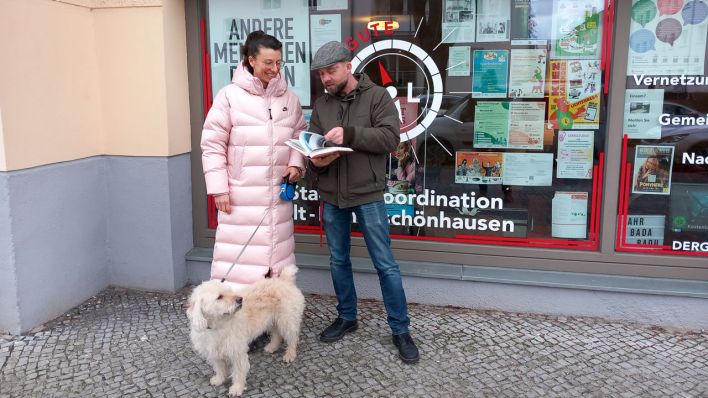 Nora Wetzel, Hund Ted und Thomas Potyka vor dem "Guten Pol"