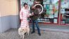 Nora Wetzel, Hund Ted und Thomas Potyka vor dem "Guten Pol"