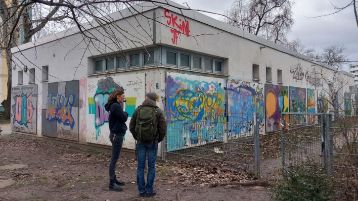 Clubchefin Frida Grabner und Thomas Potyka vor dem Jugendclub OCB in Hohenschönhausen