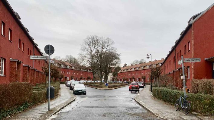 Rote Reihenhäuser in der Hufeisensiedlung (Bild: rbb/Jannis Hartmann)