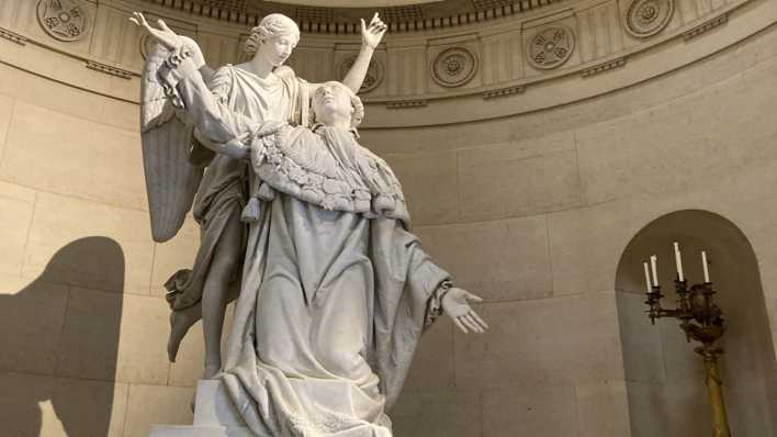 Statue Ludwig XVI. in der Sühnekapelle (Bild: ARD/Stefanie Markert)