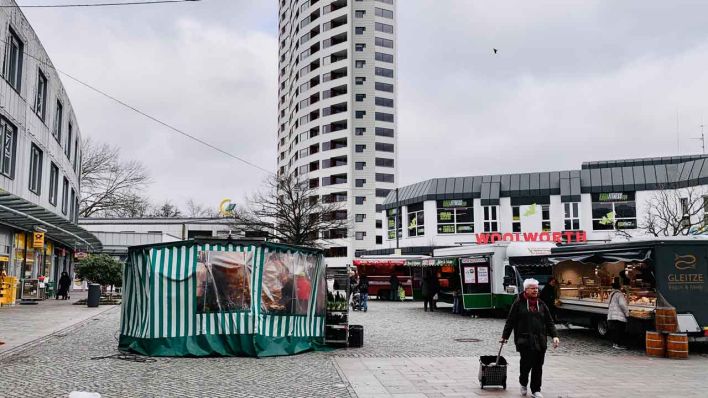 Zentraler Platz in der Neuen Vahr in Bremen mit Wochenmarkt (Bild: rbb/Jannis Hartmann)