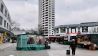 Zentraler Platz in der Neuen Vahr in Bremen mit Wochenmarkt (Bild: rbb/Jannis Hartmann)