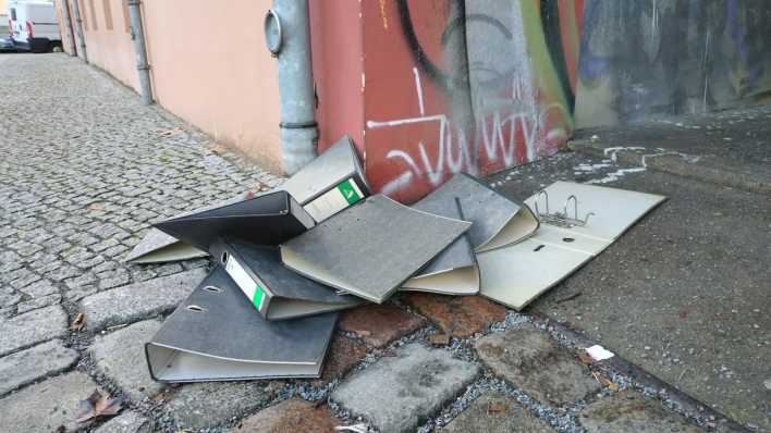 Leitz-Ordner liegen in Berlin auf der Straße