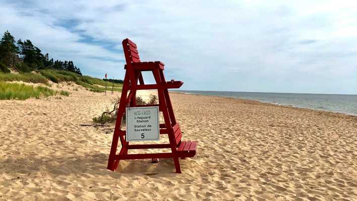 Ein roter Stuhl an einem Strand vor Prince Edward Island (Foto: rbb / Tina Witte)