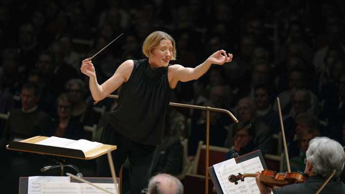 Joana Mallwitz dirigiert "Die sieben Todsünden" im Konzerthaus Berlin.