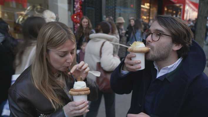 Paar genießt die Hot Chocolate des Eiscafes GLACE by Noglu