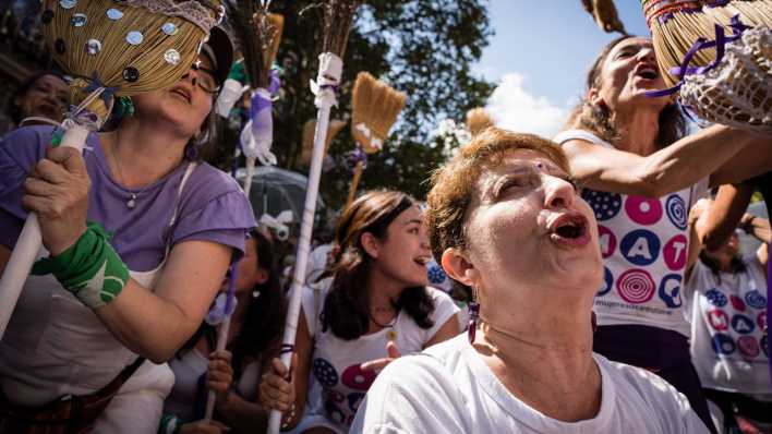 Gruppe von Frauen demonstriert in Buenos Aires Gruppe von Frauen demonstriert in Buenos Aires