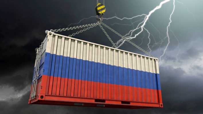 Container mit Russland Flagge und Gewitter im Hintergrund