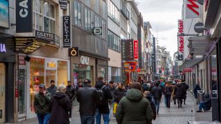 Menschen in einer Einkaufsstraße