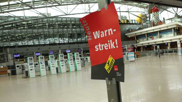 Fast menschenleeres Terminal 1 im Flughafen Hamburg während des Streiks der Beschäftigten