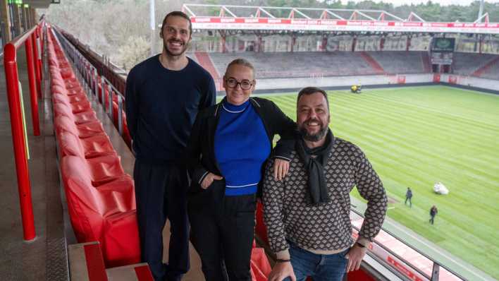 Presserunde zum Fußball-Dokumentarfilm Union - Die Besten aller Tage, im Bild: v. l. Christopher Trimmel 1. FC Union, Regisseurin Annekatrin Hendel , Geschäftsführer Kommunikation sowie Presse- und Stadionsprecher Christian Arbeit