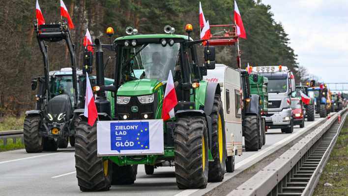 Landwirte aus Polen sind auf der Autostrada A2 (Europastraße 30) mit ihren Fahrzeugen in Richtung deutsch-polnische Grenze unterwegs.