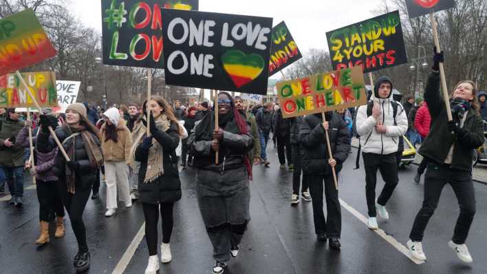 Berlin, 3.2.24: Demonstation "Hand in Hand" (Bild: picture alliance/Sipa USA/SOPA Images)