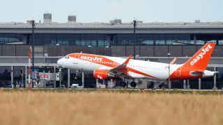 Ein Airbus A 320-214 der Fluggesellschaft easyJet startet vom Flughafen Berlin-Brandenburg „Willy Brandt“ (BER).