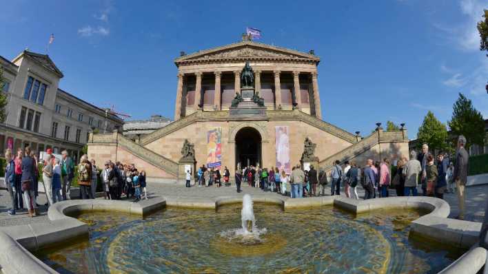 Symbolbild: Archiv - Schlange vor der Alten Nationalgalerie in Berlin