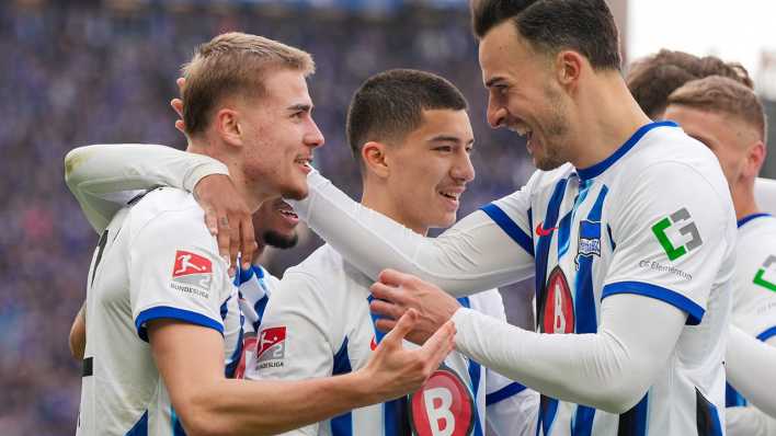 Herthas Marten Winkler bejubelt seinen Treffer zum 4:2 mit Haris Tabakovic.