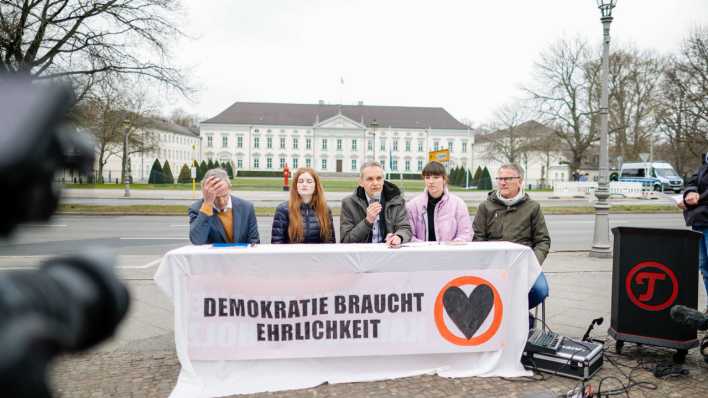 Eine Pressekonferenz der Letzten Generation vor dem Schloss Bellevue. (Bild: picture alliance/dpa | Carsten Koall)