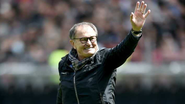 Ewald Lienen auf dem Rasen des Millerntor-Stadions