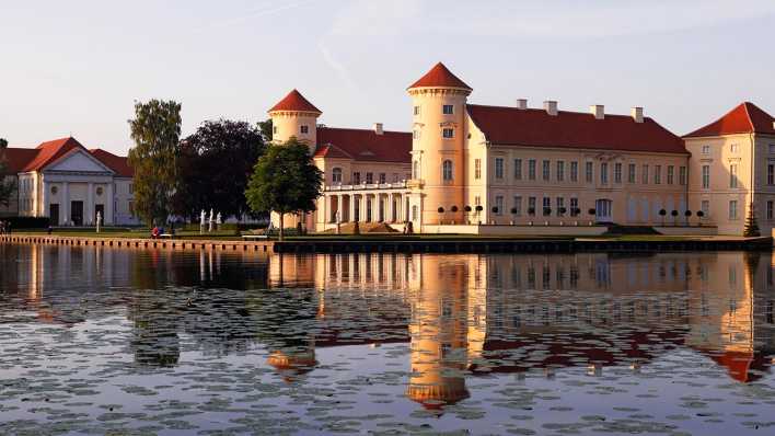 Blick auf Schloss Rheinsberg in der Abendsonne