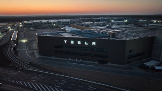 Blick auf das Werk des Autobauers Tesla zur Blauen Stunde am frühen Abend.