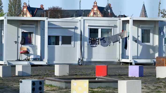 Die Container am Columbiadamm auf dem Tempelhofer Feld sind Unterkünfte für Geflüchtete. (Bild: picture alliance/dpa | Lena Lachnit)