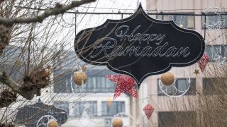 "Happy Ramadan" steht auf einem Schriftzug, der über einer Fußgängerzone in Frankfurt hängt.