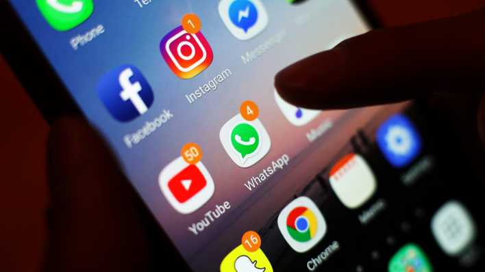 Auf einem Smartphone sind mehrere Social Media Apps abgebildet (Bild: picture alliance / empics | Yui Mok)