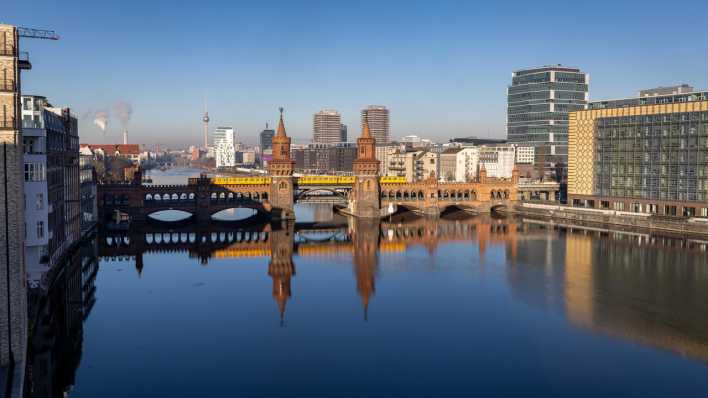 Blick auf die Spree mit Oberbaumbrücke