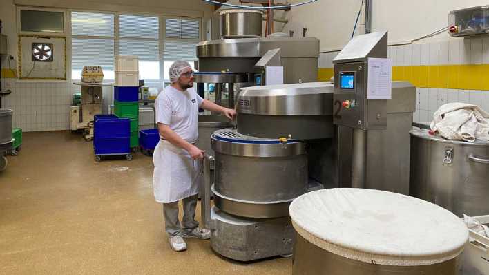 Exner Steven Karst an Maschine (Bild: rbb/Karsten Zummack)