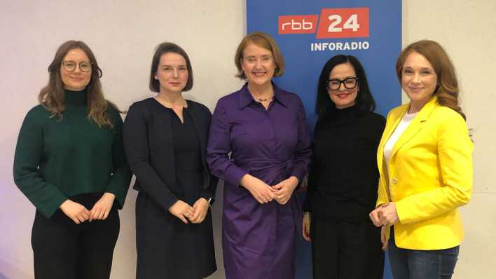 v.l.n.r.: Leonie Schöler, Jasmin Kolaković, Lisa Paus, Nur H. Nezir und Mirjam Meinhardt (Bild: rbb/Begzada Kilian)