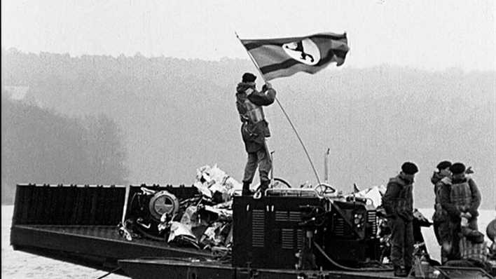 Bergung eines sowjetischen Militärflugzeugs aus dem Stößensee (Bild: rbb) Bergung eines sowjetischen Militärflugzeugs aus dem Stößensee (Bild: rbb)