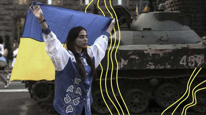 Eine Frau hält eine ukrainische Flagge in Kiew