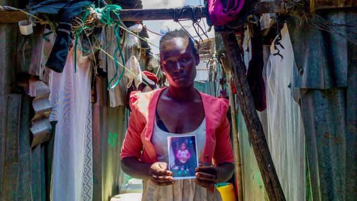 Modestar Lumbasi aus dem Mukuri-Slum in Nairobi mit einem Bild ihres Sohnes Modestar Lumbasi aus dem Mukuri-Slum in Nairobi mit einem Bild ihres Sohnes