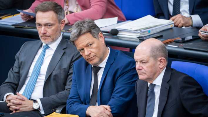 Lindner, Habeck und Scholz auf der Regierungsbank im Bundestag