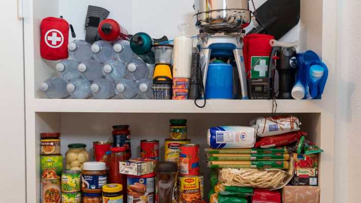 Notfallvorsorge, Lebensmittel Vorrat in einem Privathaushalt (Bild: imago images/Jochen Tack)