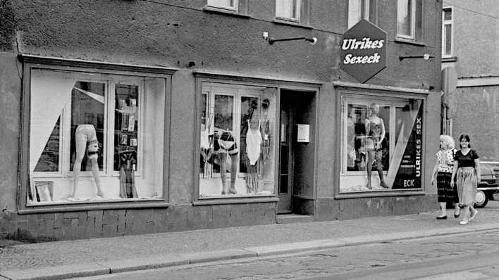 Zwei Frauen laufen am Sexshop "Ulrikes Sexeck" in Leipzig vorbei.