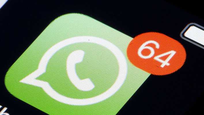 Symbolfoto: Das Logo des Instant-Messaging-Dienstes WhatsApp mit 64 ungelesenen Nachrichten