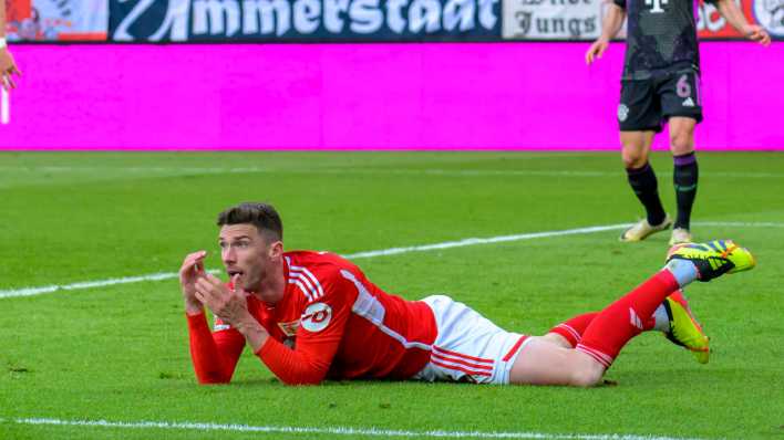 Robin Gosens liegt frustriert auf dem Rasen im Spiel gegen den FC Bayern München.