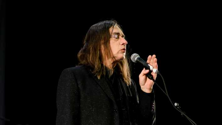 Blixa Bargeld, Sänger der Band Einstürzende Neubauten, während eines Konzerts in der Berliner Columbiahalle (Bild: IMAGO / Carsten Thesing)