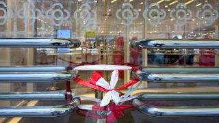 Verschlossener Eingang am Kaufhaus der Warenhauskette Galeria Karstadt Kaufhof auf der Tauentzienstrasse in Berlin