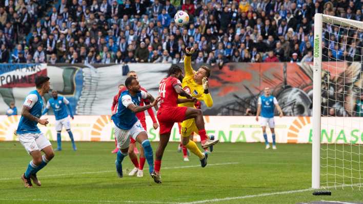 Szene aus dem Hinspiel Hansa gegen Hertha