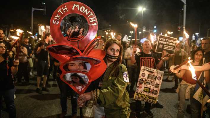 Israelische Demonstranten versammeln sich vor der Knesset um gegen Premierminister Benjamin Netanyahu und für eine sofortige Freilassung der israelischen Geiseln zu protestieren (Bild: picture alliance/Sipa USA/Matan Golan)