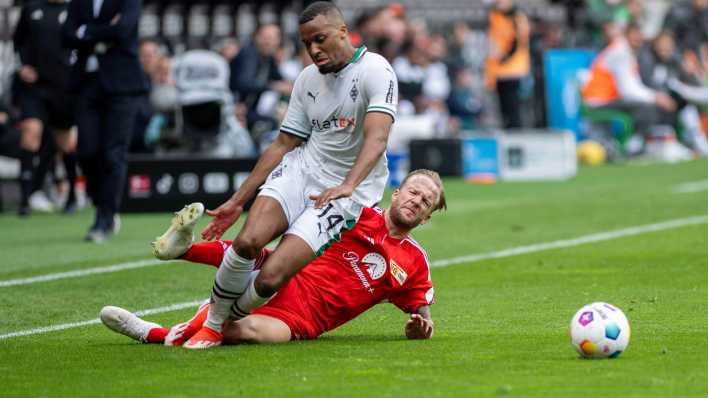 Mönchengladbach gegen Union, Zweikampf um den Ball