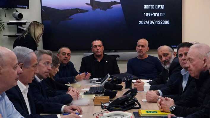 Israels Premierminister Benjamin Netanjahu trifft sich mit seinem Kriegskabinett, um den Angriff Irans zu diskutieren (Bild: picture alliance/Anadolu/Israeli Ministry of Defense)
