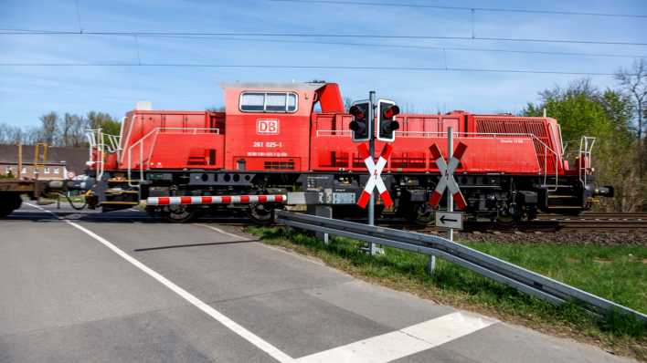 Durchfahrender Güterzug mit Lok