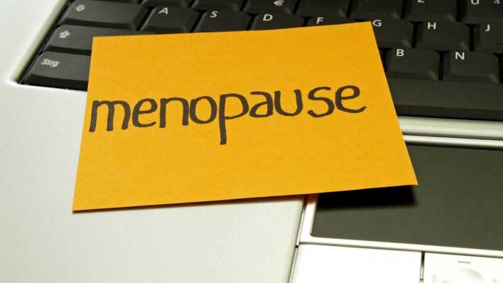 Notizzettel auf Laptop, Menopause