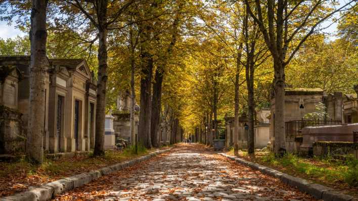 Blick auf einen Weg auf dem Friedhof Père Lachaise in Paris (Foto: imago images / UIG)