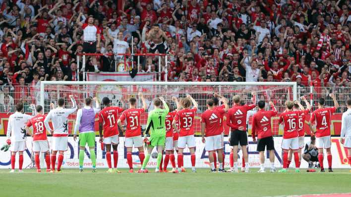 Unionmannschaft nach Niederlage vor den Fans, gemeisames Eisern Union